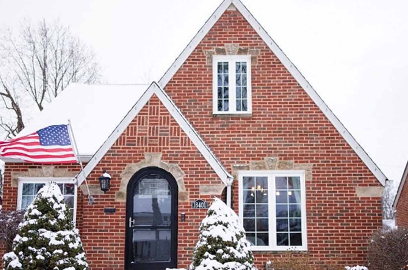 House in Cleveland, Ohio during a snowstorm with a roof by GAF asphalt shingles