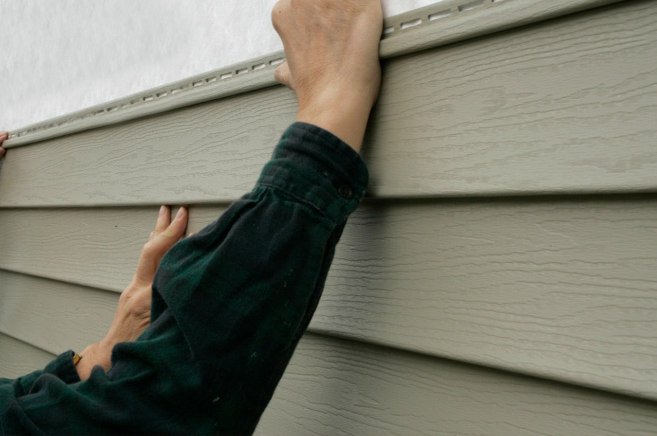 Expert installing vinyl siding Mastic by Ply Gem in Perrysburg, Ohio